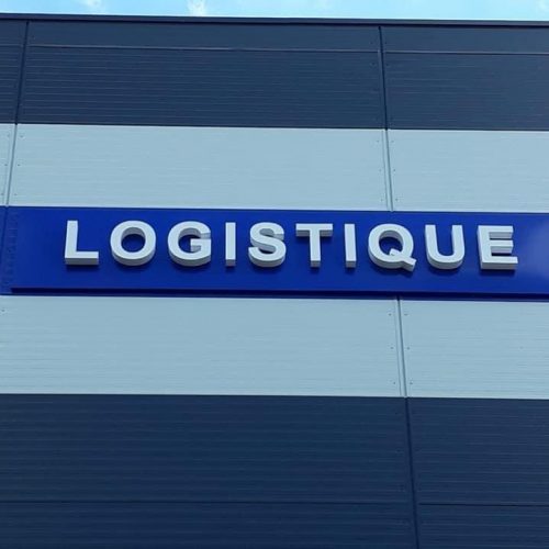 Enseignes Boîtiers Non Lumineuses avec Lettres Découpées : L'Elégance du Relief