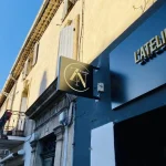 Enseigne drapeau L’Atelier ZN – Panneau directionnel pour entreprise : guider efficacement les clients