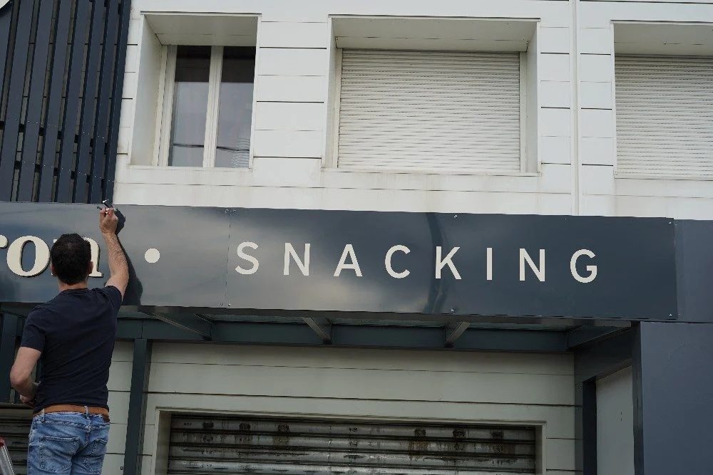 Enseigne de boulangerie en cours de finition – habillage vitrine marseille