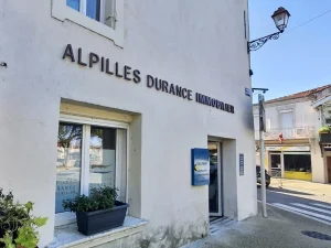 Enseigne lettrage PVC présenté sur cette photographie