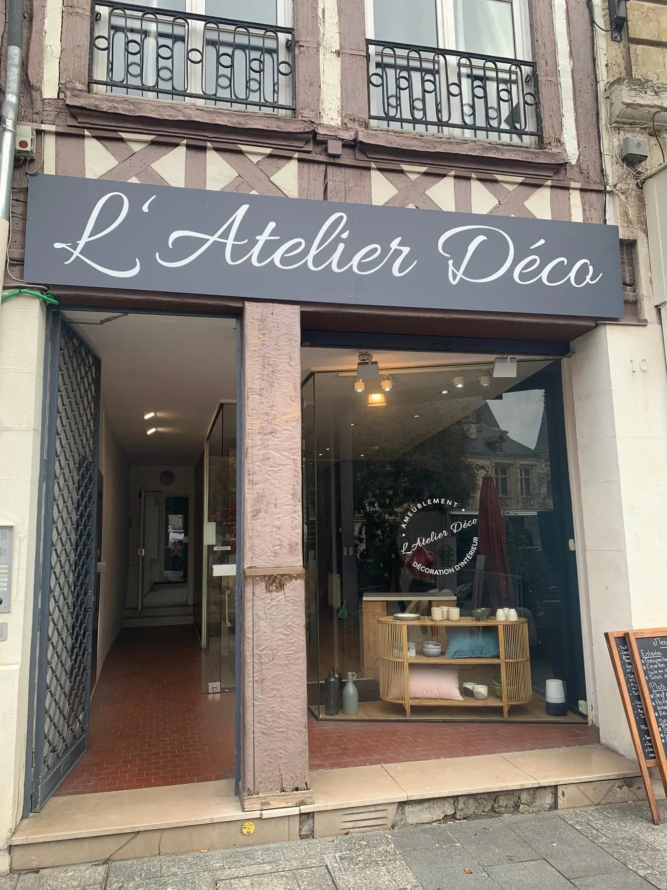 Désélectionner – pose d’adhésifs vitrine