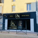 Façade complète L’Atelier ZN – Panneau directionnel pour entreprise : guider efficacement les clients