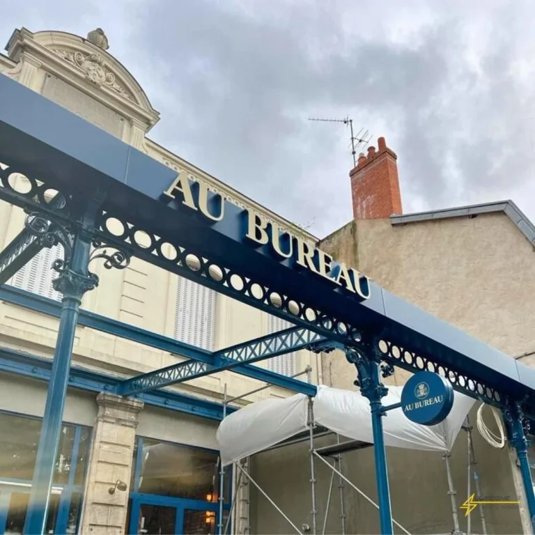 Enseignes Boîtiers Non Lumineuses avec Lettres Découpées : L&rsquo;Elégance du Relief