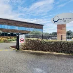 Réalisation d’enseigne commerciale – vue 42 – Panneau dibond : avantages, usages et inconvénients