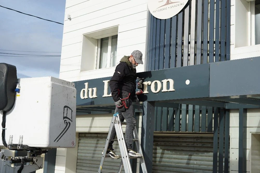 Finitions de l’enseigne Boulangerie du Luberon – habillage vitrine adhésif paris