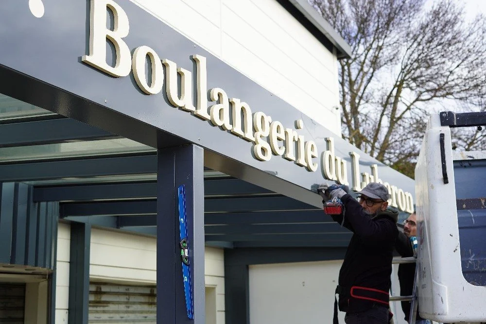 pose enseigne boulangerie Marseille – habillage vitrine adhésif paris