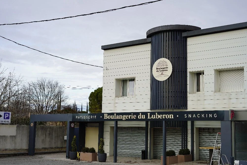 Devanture Boulangerie du Luberon vue large – habillage vitrine marseille