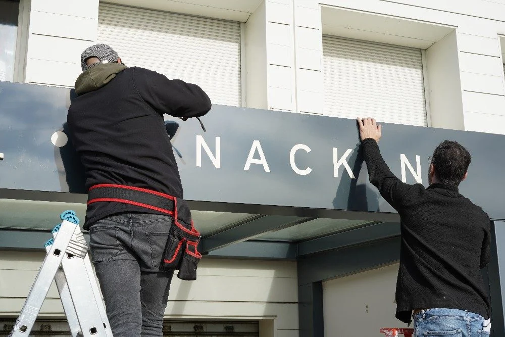 Finition du panneau Snacking – habillage vitrine marseille
