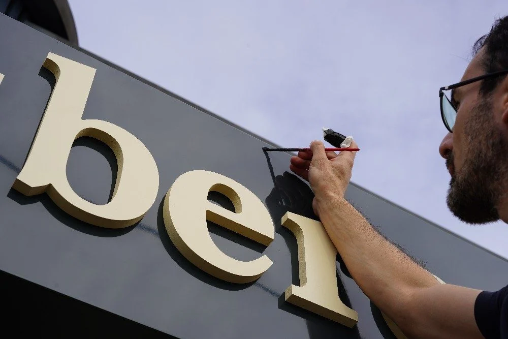Pose du texte Snacking sur façade – habillage vitrine marseille