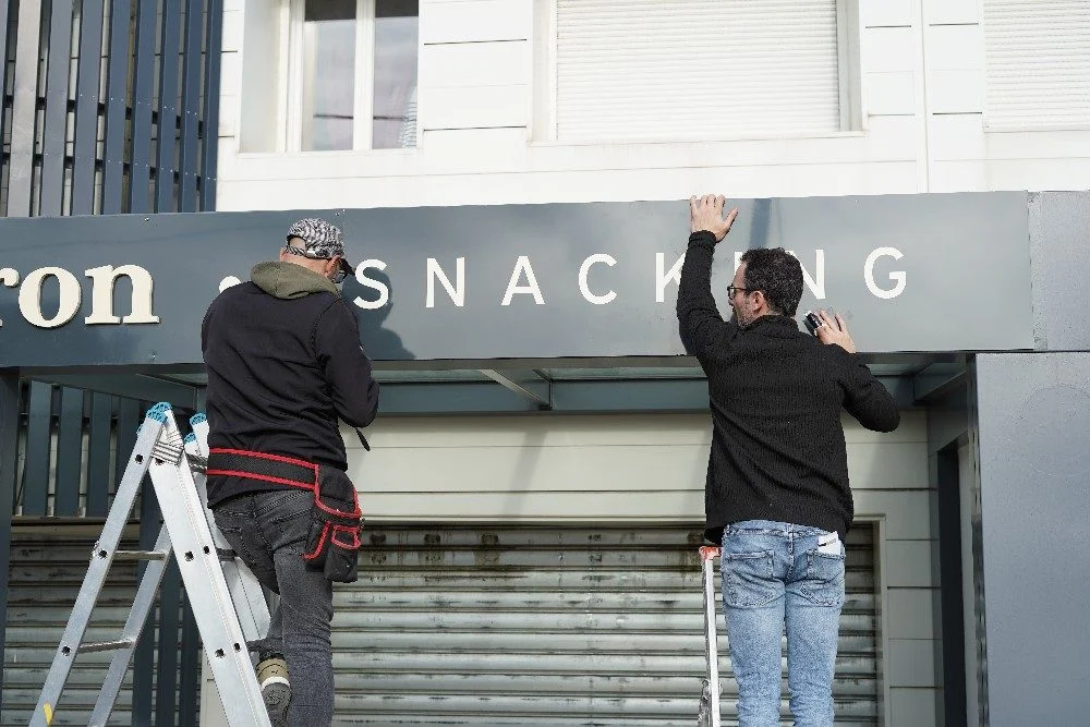 Peinture de retouche autour des lettres relief – habillage vitrine marseille