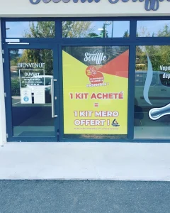 Adhésif vitrine magasin présenté sur cette photographie