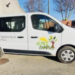 Véhicule Alpill Campus côté passager – Panneau directionnel pour entreprise : guider efficacement les clients