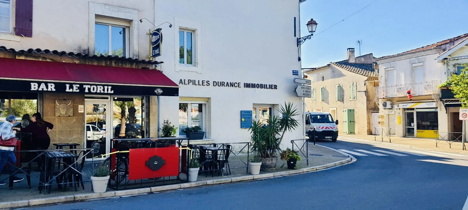 Désélectionner – pose d’un panneau pour un magasin