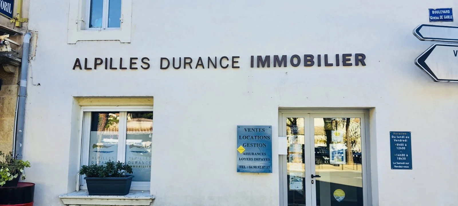 Désélectionner – pose d’un panneau pour un magasin
