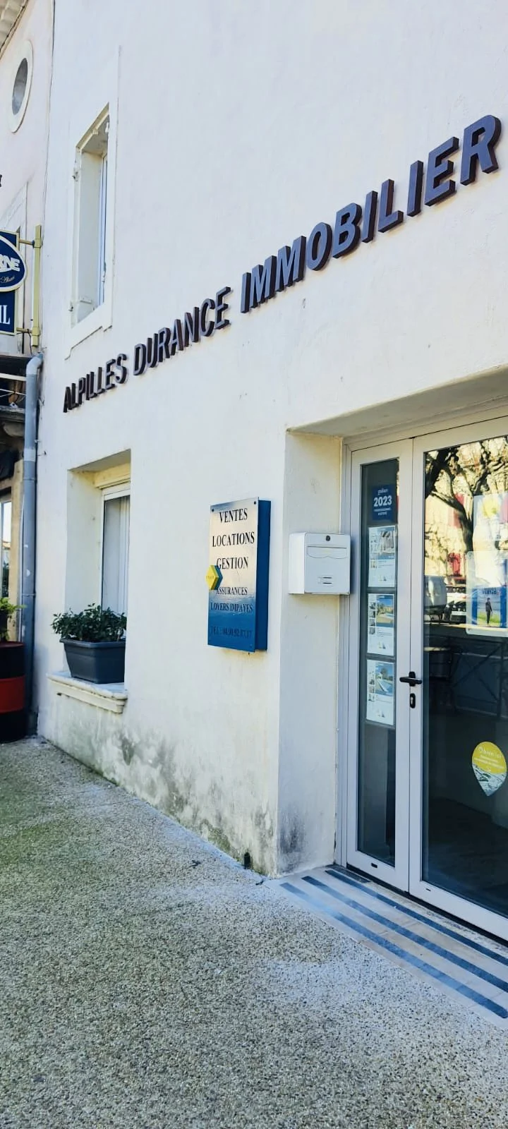 Désélectionner – pose d’un panneau pour un magasin