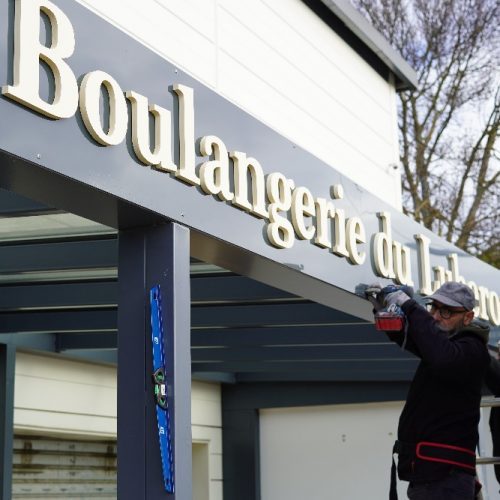 Enseignes Boîtiers Non Lumineuses avec Lettres Découpées : L'Elégance du Relief