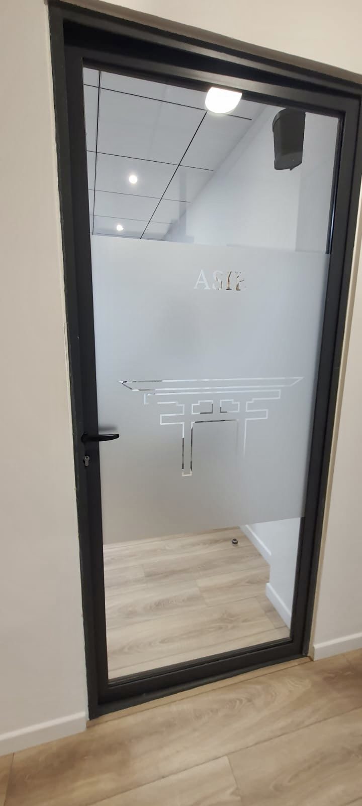 Porte Bureau avec logo ajouré – enseigne totem
