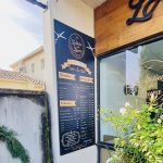 Signalétique complète de salon de coiffure – Comment choisir une enseigne lumineuse pour son commerce ?