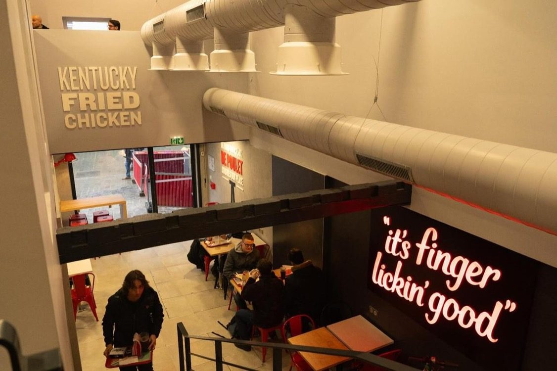 Signalétique lumineuse intérieure KFC — exemple de réalisation