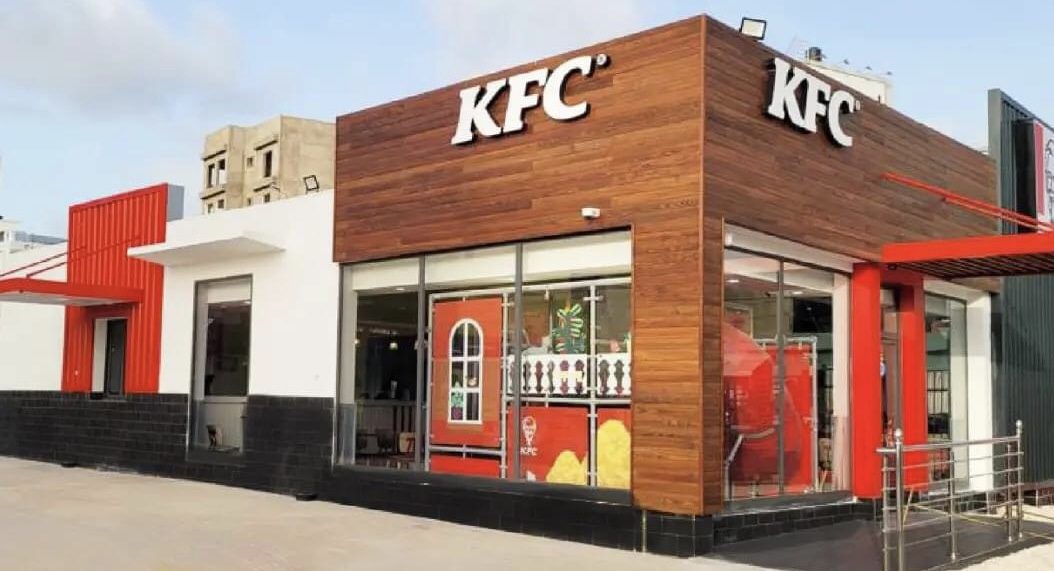 Façade KFC finition bois — réalisation Premium Enseigne