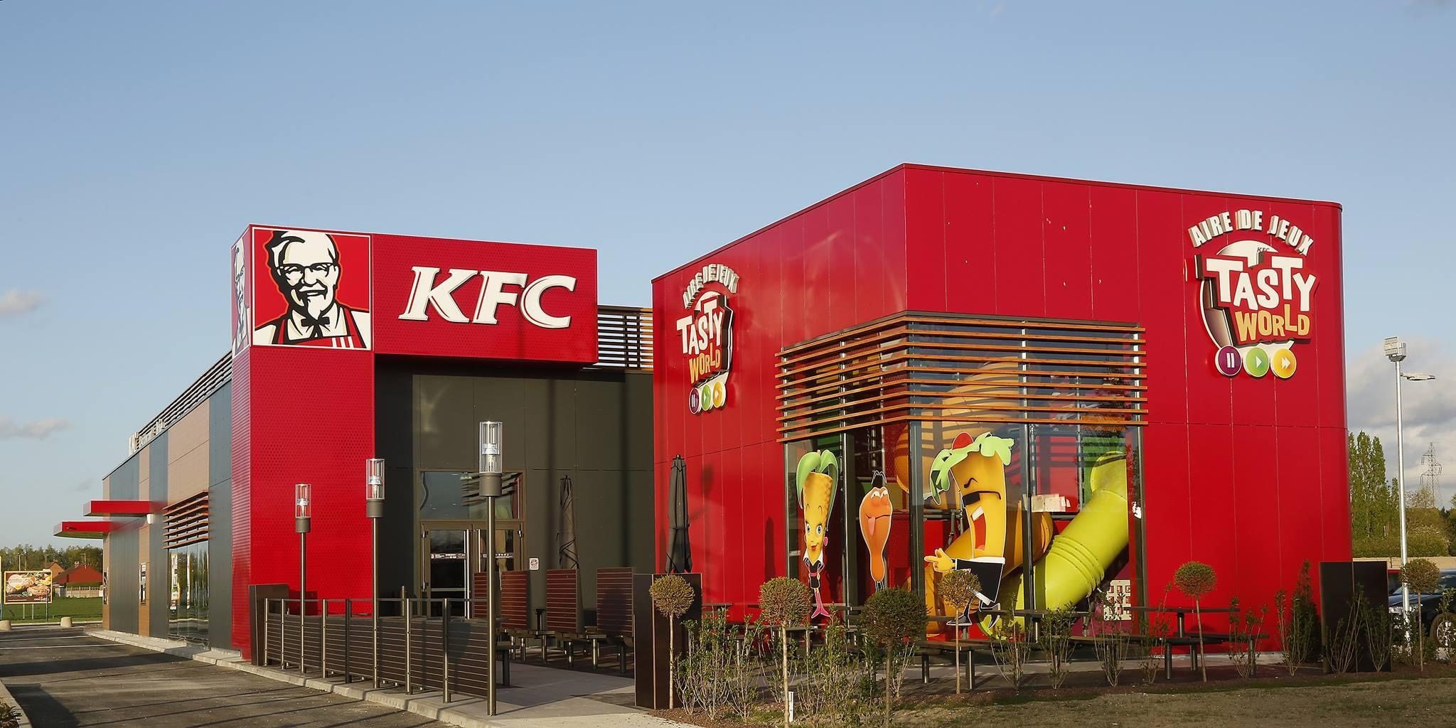 Restaurant KFC avec enseignes grand format