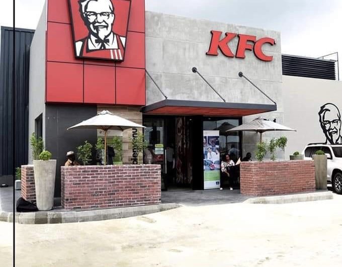 Entrée KFC avec lettres rouges — exemple de réalisation