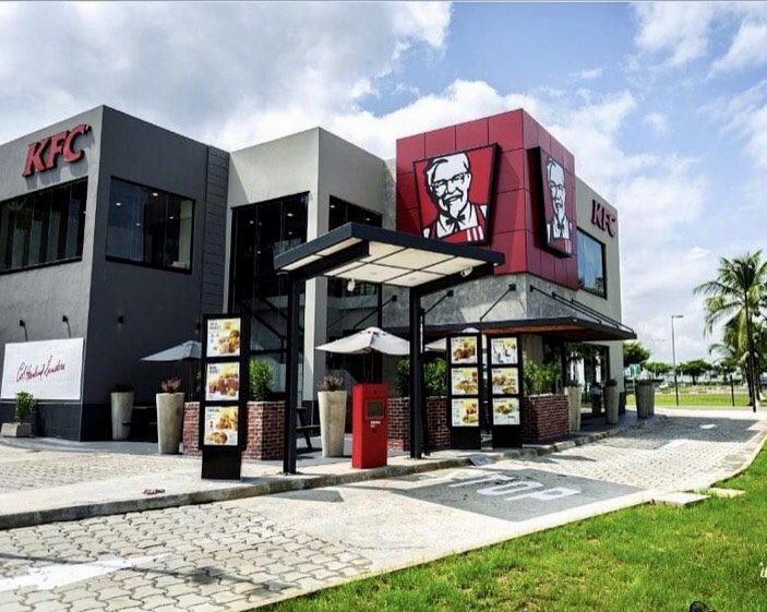 KFC avec signalétique drive — réalisation Premium Enseigne
