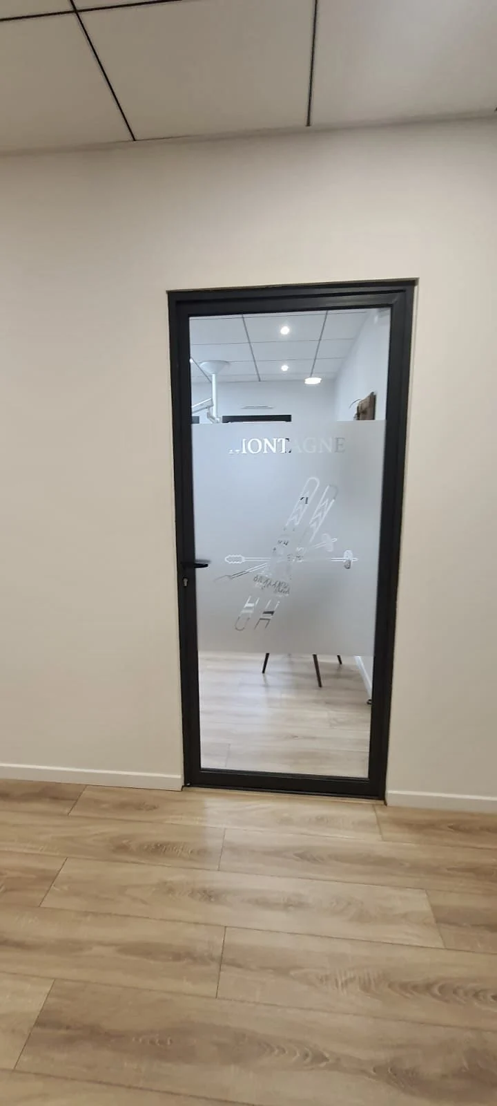 Porte Montagne avec motif skis – enseigne totem