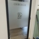 Film dépoli porte Chirurgie – Réglementation des panneaux publicitaires selon les communes