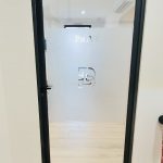 Porte privée en adhésif dépoli – Réglementation des panneaux publicitaires selon les communes