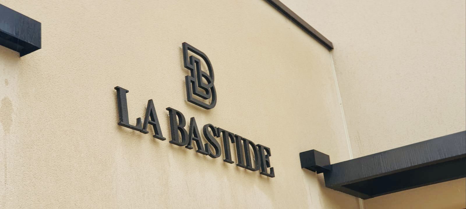 Lettres découpées La Bastide vue rapprochée – enseigne totem
