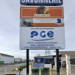 Totem routier Savonnerie vue de face – Comment choisir une enseigne lumineuse pour son commerce ?