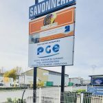 Totem Savonnerie vu en perspective – Comment choisir une enseigne lumineuse pour son commerce ?