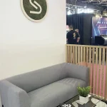 Médaillon végétal sur stand professionnel – Comment choisir une enseigne lumineuse pour son commerce ?