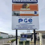Totem routier Savonnerie vue de face – Comment choisir une enseigne lumineuse pour son commerce ?