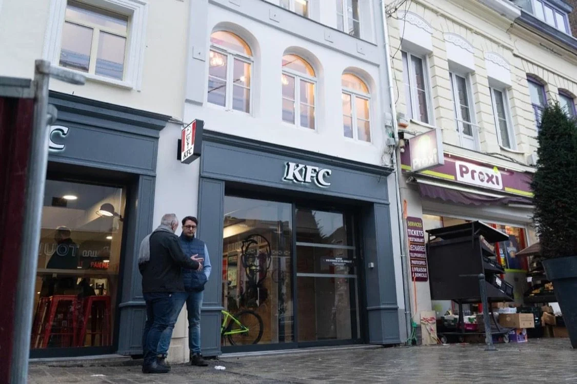 Petite devanture grise KFC avec lettres et caisson drapeau