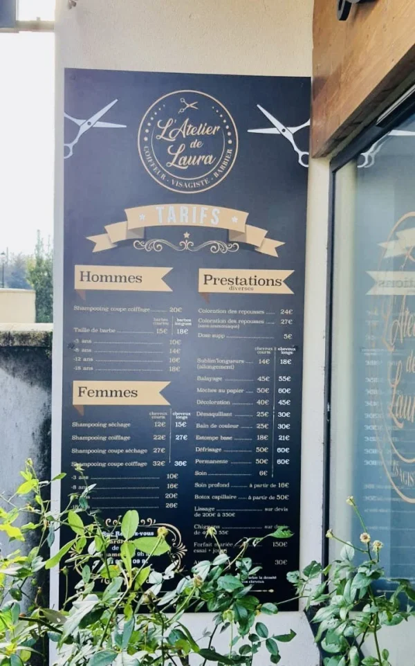 Grand panneau noir des tarifs de l’Atelier de Laura