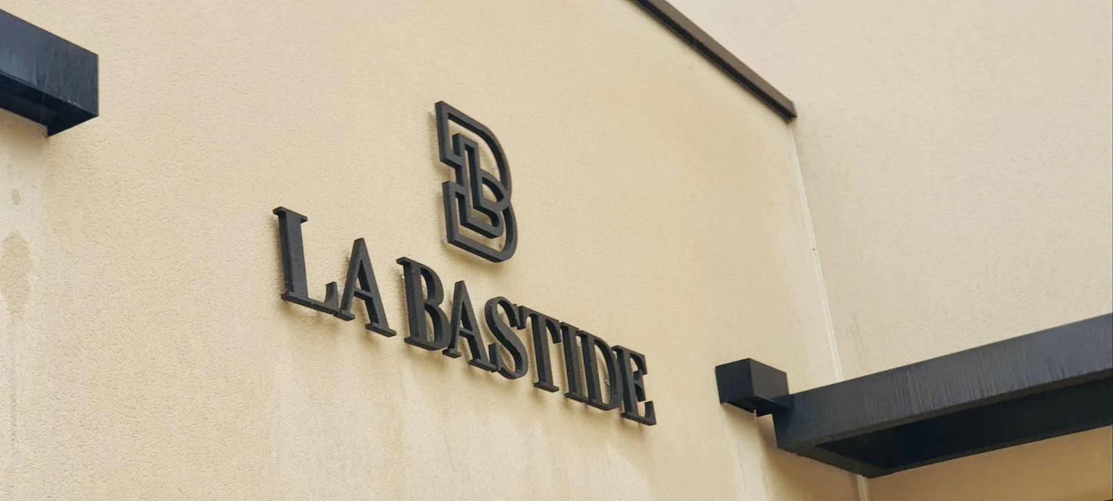 Lettres découpées La Bastide vue rapprochée – enseigne totem