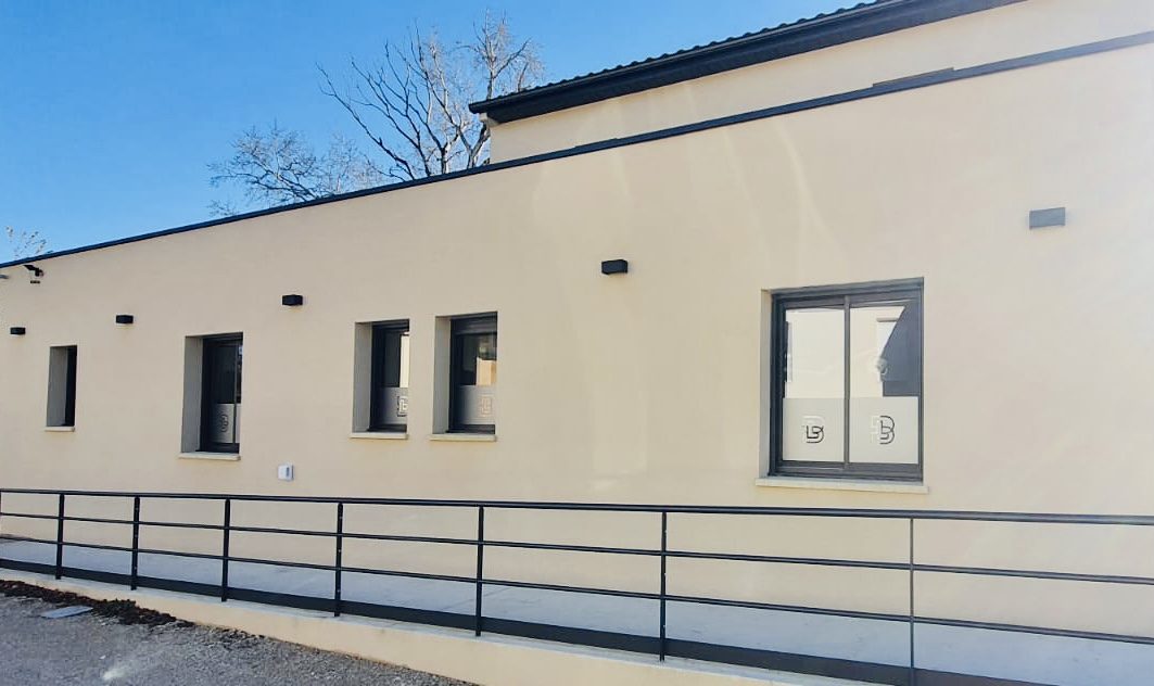 Etude fabrication et pose dadhesifs depolis pour cabinet medical