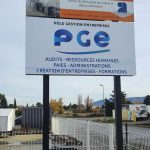 Panneaux du totem Savonnerie – Comment choisir une enseigne lumineuse pour son commerce ?