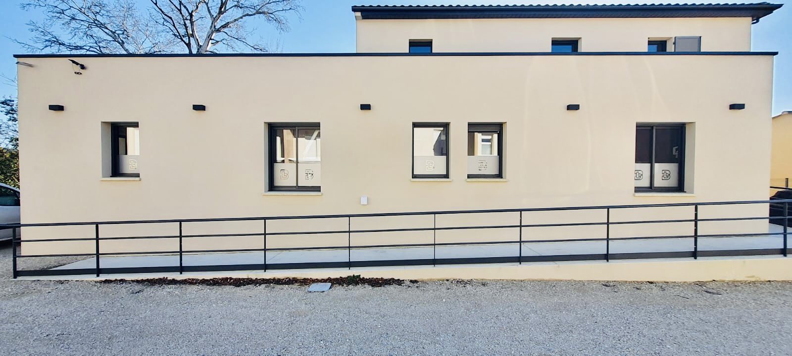 Bâtiment avec adhésifs dépolis personnalisés — réalisation Premium Enseigne