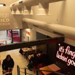 Décor lumineux KFC vu en hauteur – Réglementation des panneaux publicitaires selon les communes