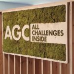 Enseigne végétale AGC sur panneau bois – Comment choisir une enseigne lumineuse pour son commerce ?