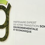 Logo végétal mural pour entreprise – Comment choisir une enseigne lumineuse pour son commerce ?