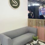 Médaillon végétal sur stand professionnel – Comment choisir une enseigne lumineuse pour son commerce ?