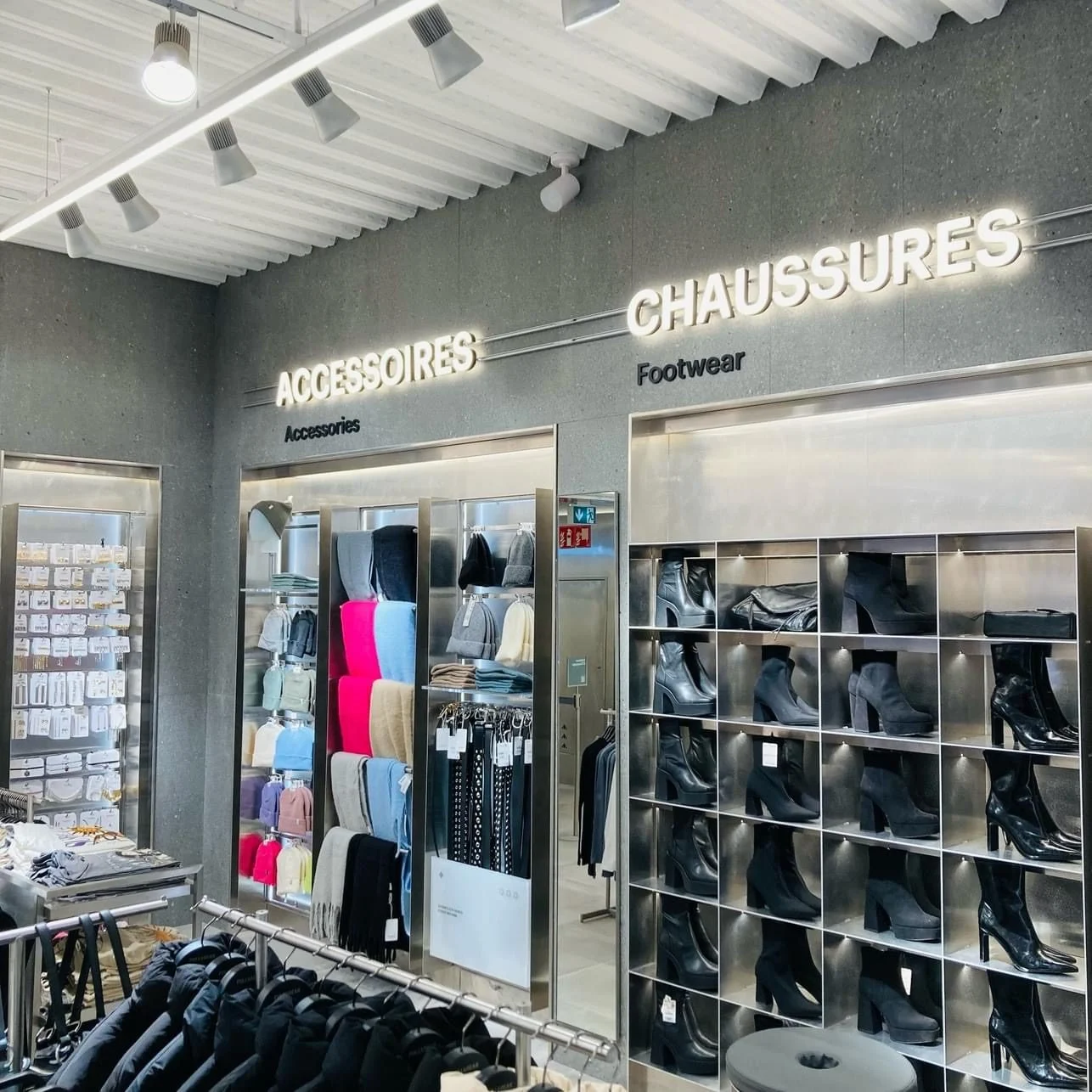 Lettres lumineuses Chaussures et Accessoires dans un magasin