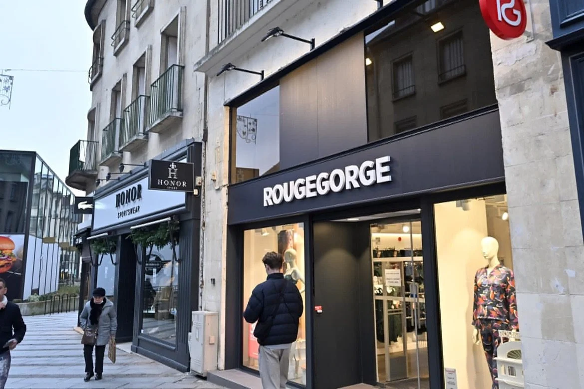 Lettres blanches RougeGorge sur bandeau noir de boutique