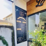 Signalétique complète de salon de coiffure – Comment choisir une enseigne lumineuse pour son commerce ?