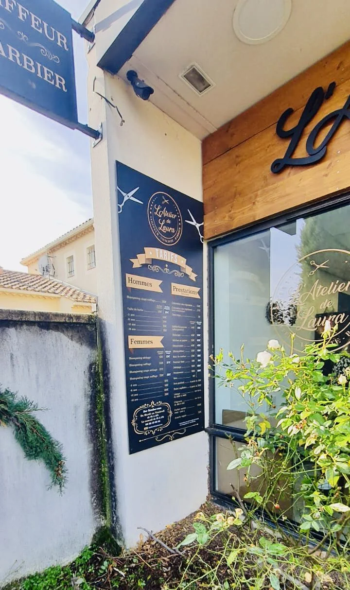 Panneau tarifaire, enseigne drapeau et vitrine de l’Atelier de Laura