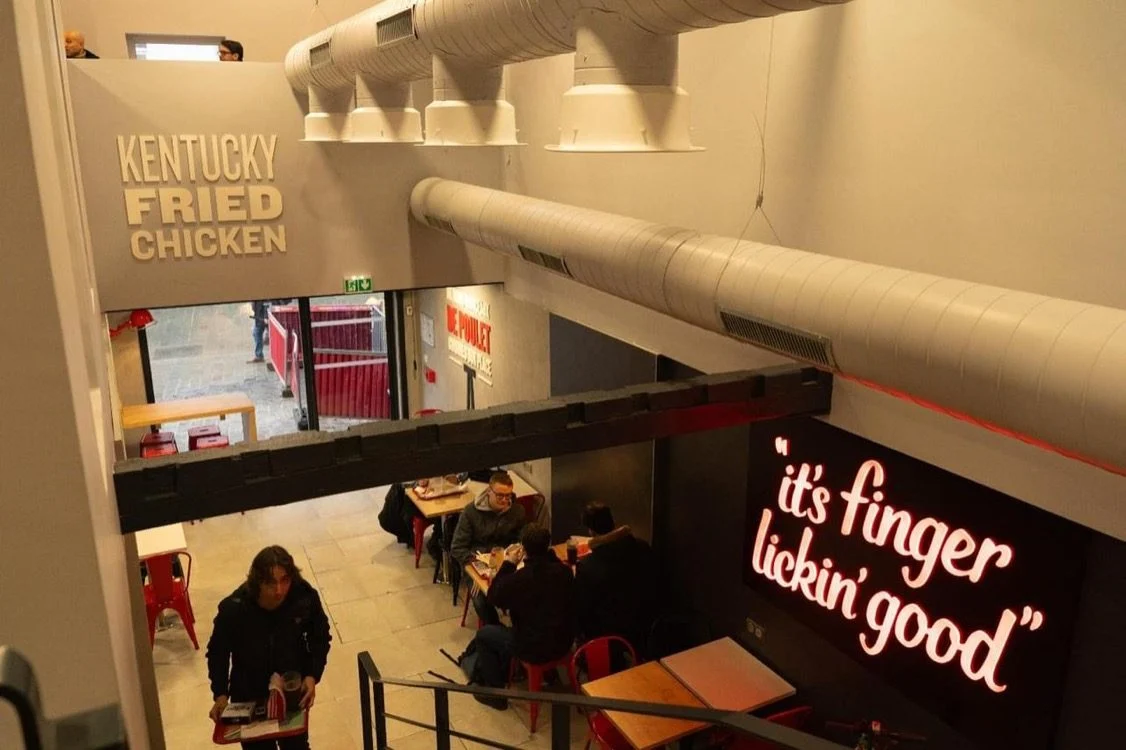 Texte lumineux et lettres Kentucky Fried Chicken dans un restaurant